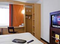 Ibis Hotel Luton Airport - Bedroom Image